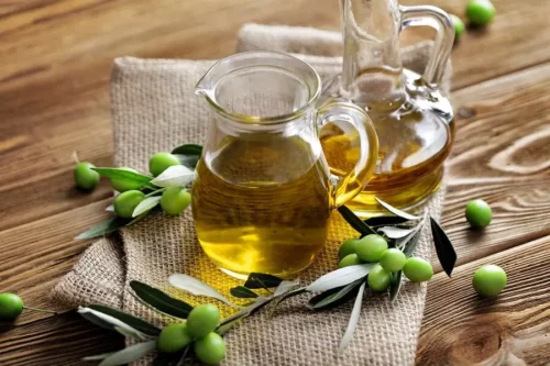 Olivenolie kan bruges til at styrke svage negle