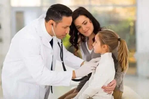 Pige undersøges af en læge