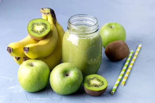 Smoothie med banan, kiwi og æble til naturlig rensning af tyktarmen