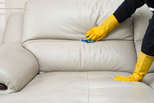 Tips til vedligeholdelse af en sofa i kunstlæder