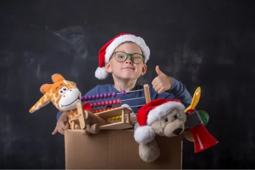 Barn har legetøj i en kasse til rotation af legetøj