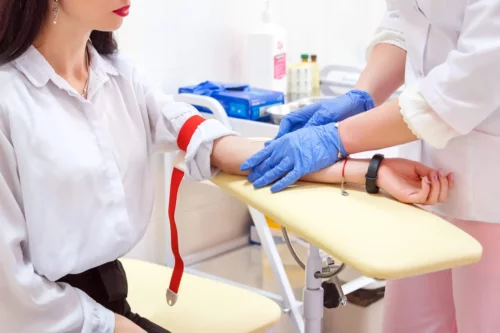 Kvinde får taget en blodprøve for at tjekke for polycytæmi vera