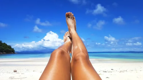 Brune ben på en strand