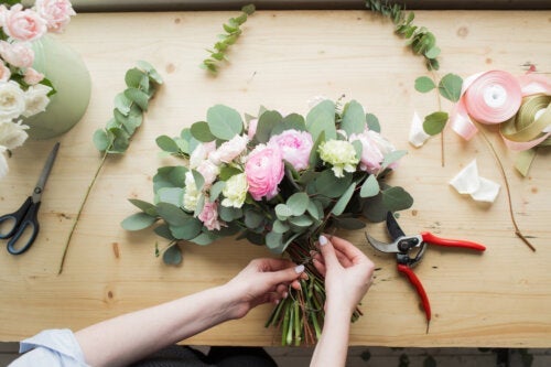Hvordan man binder en buket blomster derhjemme: Trin for trin