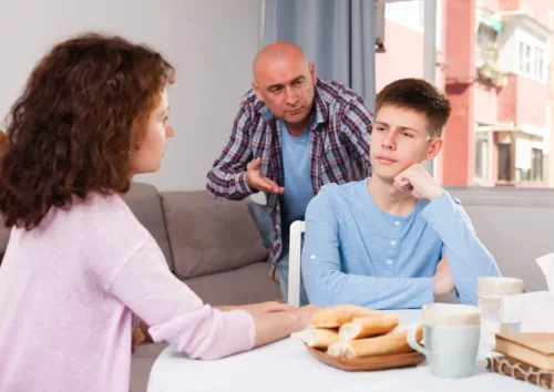 Forældre taler med søn