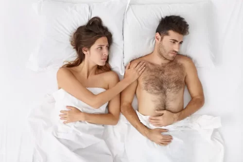 Frustreret par ligger nøgen i seng