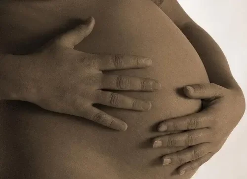 Nærbillede af gravid mave