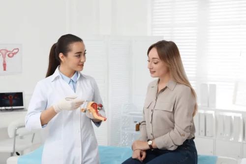 Gynækolog taler med patient om et vaginal pessar