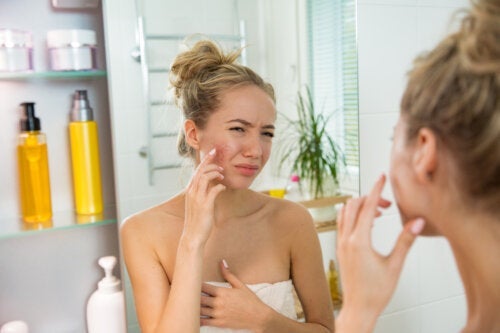 Overbelastet hud: Dermatitis på grund afoverdreven brug af kosmetik