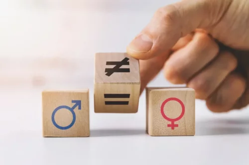 Træbrikker repræsenterer kønsforskelle som beskrevet af socialdarwinisme