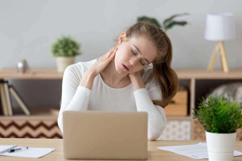 Kvinde ved computer har nakkesmerter