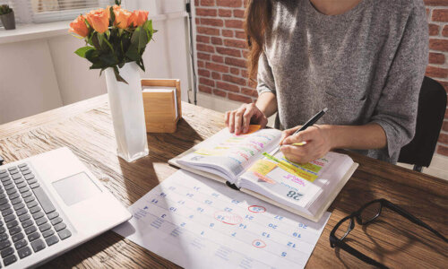 Kvinde med kalender er ved at planlægge