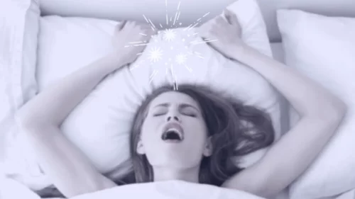 Kvinde i seng oplever for tidlige orgasmer