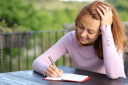 Kvinde med notesbog planlægger for at undgå, at nytårsforsætter mislykkes