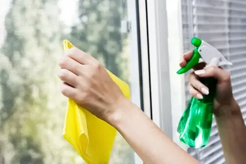 Kvinde rengør vindue