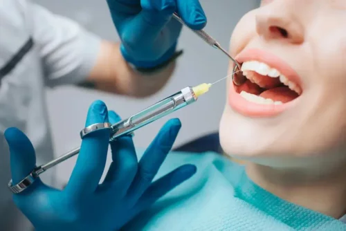 Kvinde behandles af tandlæge