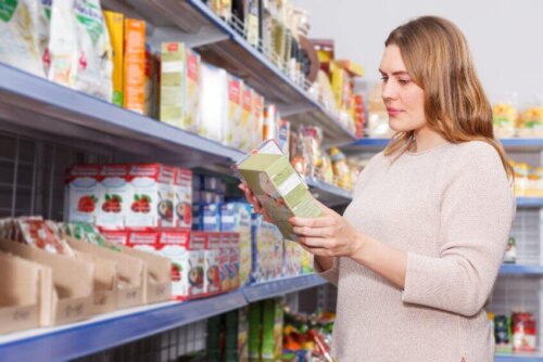 Kvinde i supermarked tjekker ingredienser på produkt