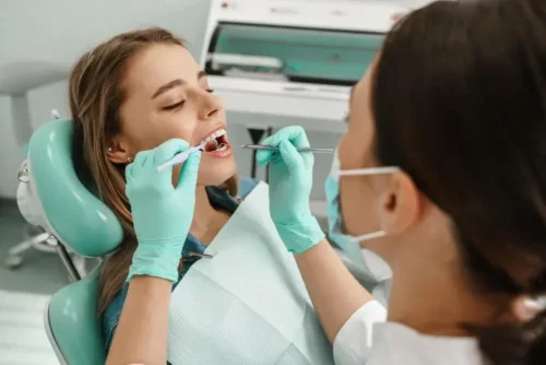 Kvinde undersøges af tandlæge og tænker allerede på sit næste tandlægebesøg