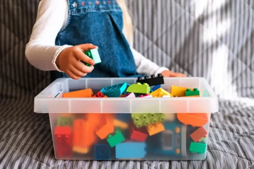 En kasse med lego repræsenterer rotation af legetøj