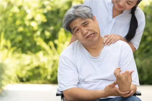 Mand sidder i kørestol efter et slagtilfælde