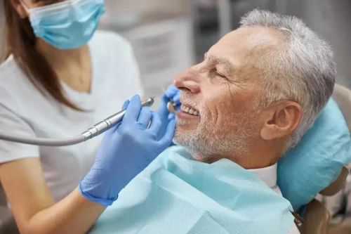 Smilende mand ved tandlæge