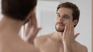 Makeup til mænd: Trin og tips til at forbedre den naturlige tiltrækningskraft