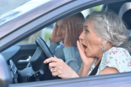 Ældre personer har været ude for ulykke i en bil, så det er på tide at stoppe med at køre bil