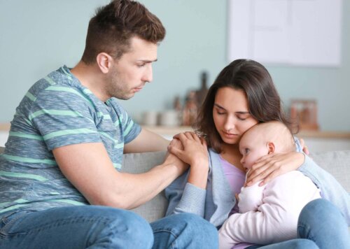 Par prøver at støtte hinanden efter det første barn