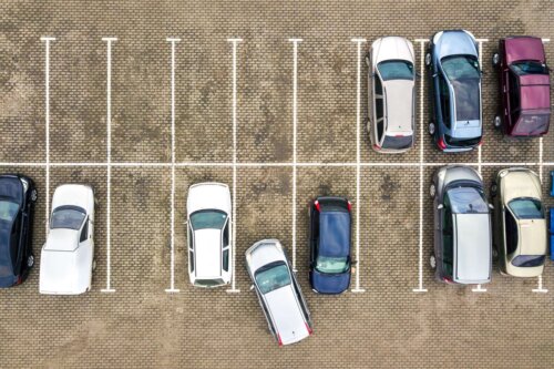 En parkeringsplads ses oppefra
