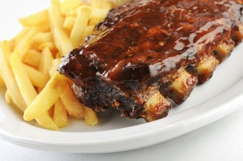 Tilbered lækre spareribs i sur-sød sauce med denne opskrift