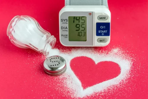 Salt former hjerte ved siden af blodtryksmåler