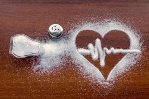 Salt formet som hjerte repræsenterer konsekvenserne ved et overdrevent saltforbrug