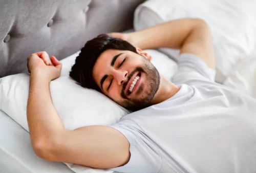 Smilende mand i seng