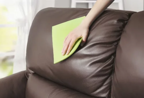 En sofa i kunstlæder tørres af