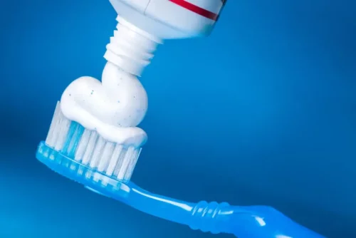 Tandpasta kommes på tandbørste