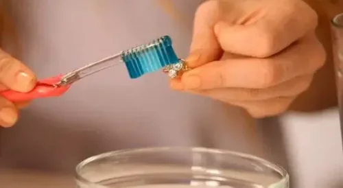 Tandpasta bruges til at rengøre sølv