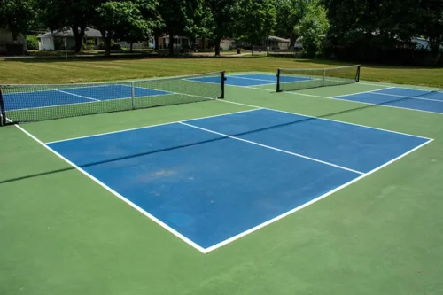 En udendørs tennisbane