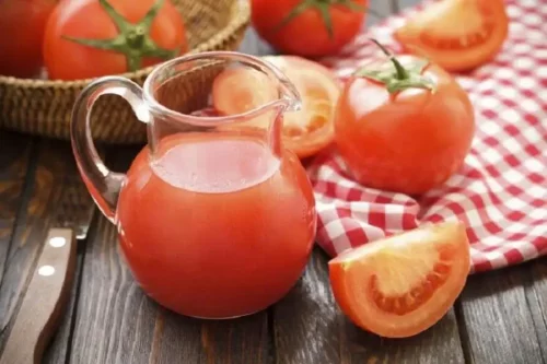 Tomatjuice i lille kande