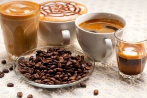 Er kaffe fedende? Udforsk kalorierne i hver type kaffe