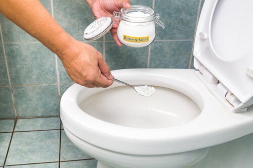 Nemme og effektive tricks til et stoppet toilet uden brug af svupper