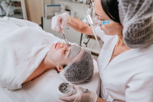 Kvinde får ansigtsbehandling
