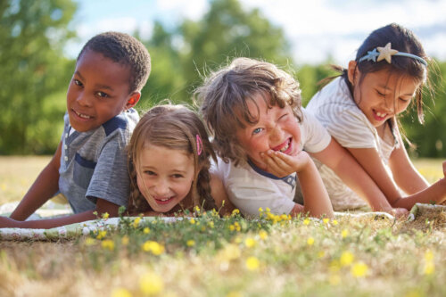 Børn leger udenfor for at undgå naturmangel-syndrom