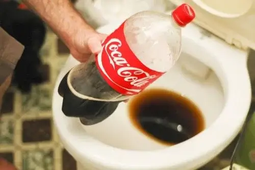 Cola bruges i et stoppet toilet
