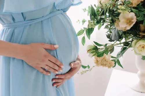 Gravid kvinde i blå kjole