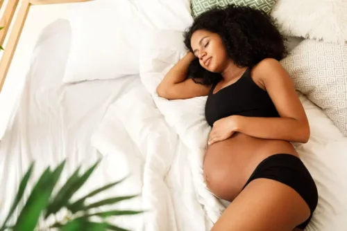 Gravid kvinde sover på siden