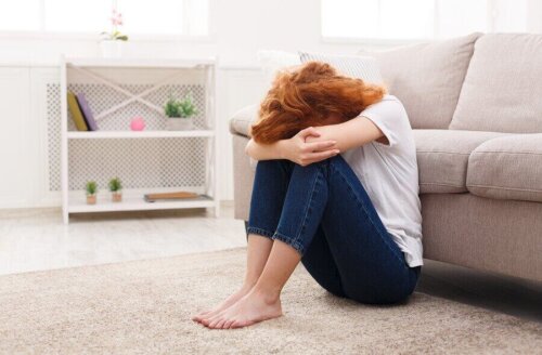 Kvinde græder for at opnå følelsesmæssig katarsis