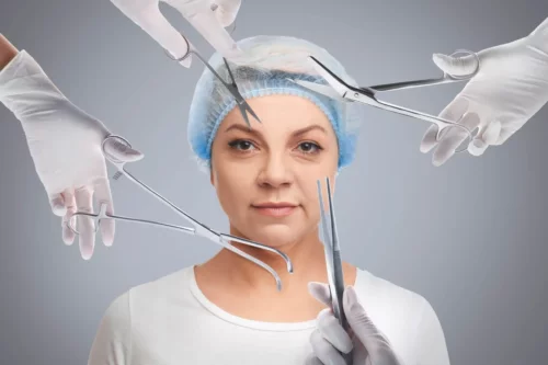 Kvinde med kirurgiske værktøjer foran sig