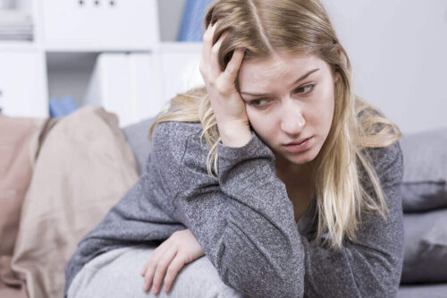 Kvinde oplever en prikkende fornemmelse i hovedet