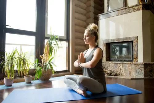 Kvinde dyrker yoga for at reducere smerter ved endometriose