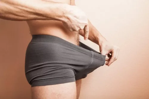 Mand peger ned i sine underbukser grundet kløe i penis